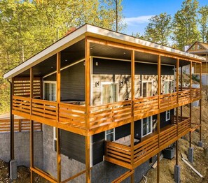 Exterior - Modern Cabin in Gatlinburg 5-bedroom - Sauna Hot Tub EV Charger Smoky Mountains (Gatlinburg)