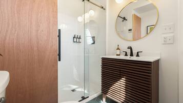 Douche, sèche-cheveux, serviettes fournies, savon