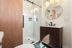 Dusche, Haartrockner, Handtücher, Seife