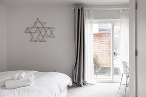 4 habitaciones, escritorio y tabla de planchar con plancha 