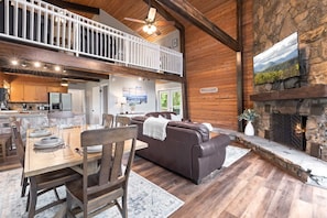 小屋, 多張床, 露台, 山景 (JB’s Smoky Mountain Lodge) | 客廳 | 電視、壁爐