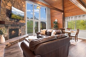 Cabane, plusieurs lits, patio, vue montagne (JB’s Smoky Mountain Lodge) | Coin séjour | Télévision, cheminée