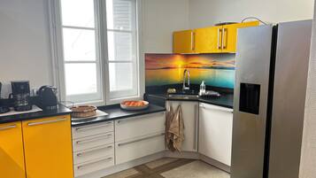 Een koelkast, een microgolfoven, een oven, een kookplaat