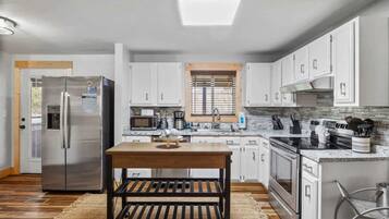 Cabaña, varias camas, hidromasaje, vista a la montaña (Dolly’s Darling) | Cocina privada | Refrigerador, microondas, horno y parrilla de estufa