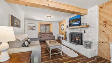 Cabaña, varias camas, hidromasaje, vista a la montaña (Dolly’s Darling) | Área de sala de estar | Televisión de pantalla plana de 50 pulgadas con canales digitales