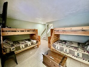 3 makuuhuonetta, työpöytä, vauvan matkasänky, ilmainen Wi-Fi