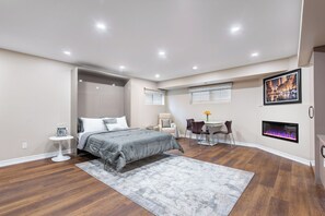 4 chambres, bureau, fer et planche à repasser, lit de bébé portatif