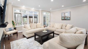 Unclassified image, 2 of 31, button - Spacious & Modern Home in The Heart of Toronto (Toronto)
