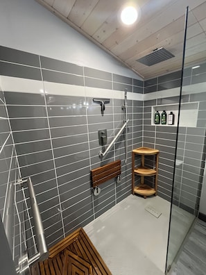 Shower, hair dryer, towels, soap - Cozy & Quaint Westport Cottage, EV charger, 1mi to beach, restaurants & parks (Westport)