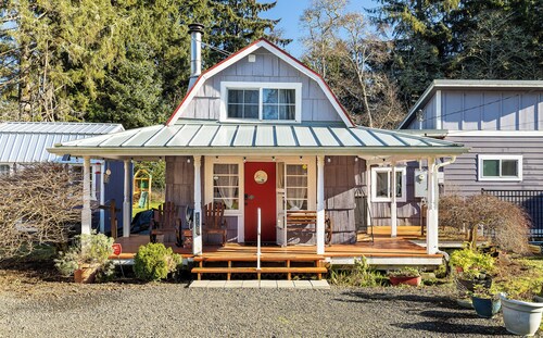 Cozy & Quaint Westport Cottage, EV charger, 1mi to beach, restaurants & parks
