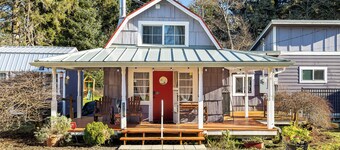 Cozy & Quaint Westport Cottage, EV charger, 1mi to beach, restaurants & parks