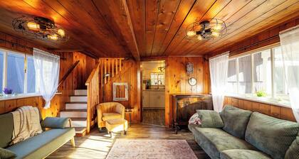 Cozy & Quaint Westport Cottage, EV charger, 1mi to beach, restaurants & parks