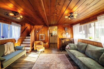 Cozy & Quaint Westport Cottage, EV charger, 1mi to beach, restaurants & parks