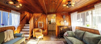 Cozy & Quaint Westport Cottage, EV charger, 1mi to beach, restaurants & parks