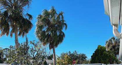 3B2BA house in Palmetto W/Pool & Movie Room