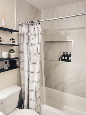 Dusche, Haartrockner, Handtücher, Seife