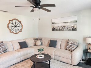 Smart TV, DVD player, video library - 3B2BA house in Palmetto W/Pool & Movie Room (Palmetto)