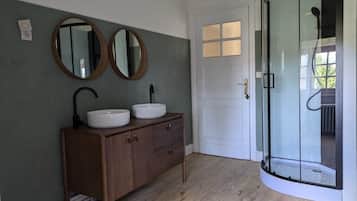 Ducha, toallas, jabón, shampoo