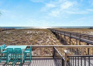 Outdoor dining - Le Belle Marie Luxurious 4 bedroom Townhome Your Dream Beach Getaway! (Navarre Beach)