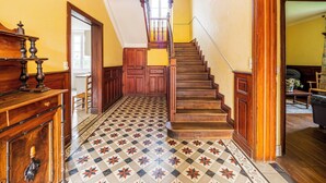 A staircase with wooden steps and a patterned floor. - Charming cottage (Aldudes)