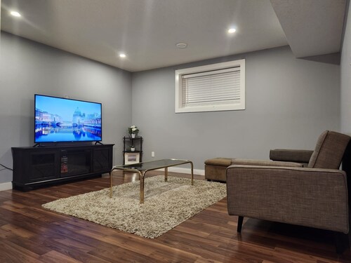 Cozy Basement Apartment+Private Entrance+Laundry.