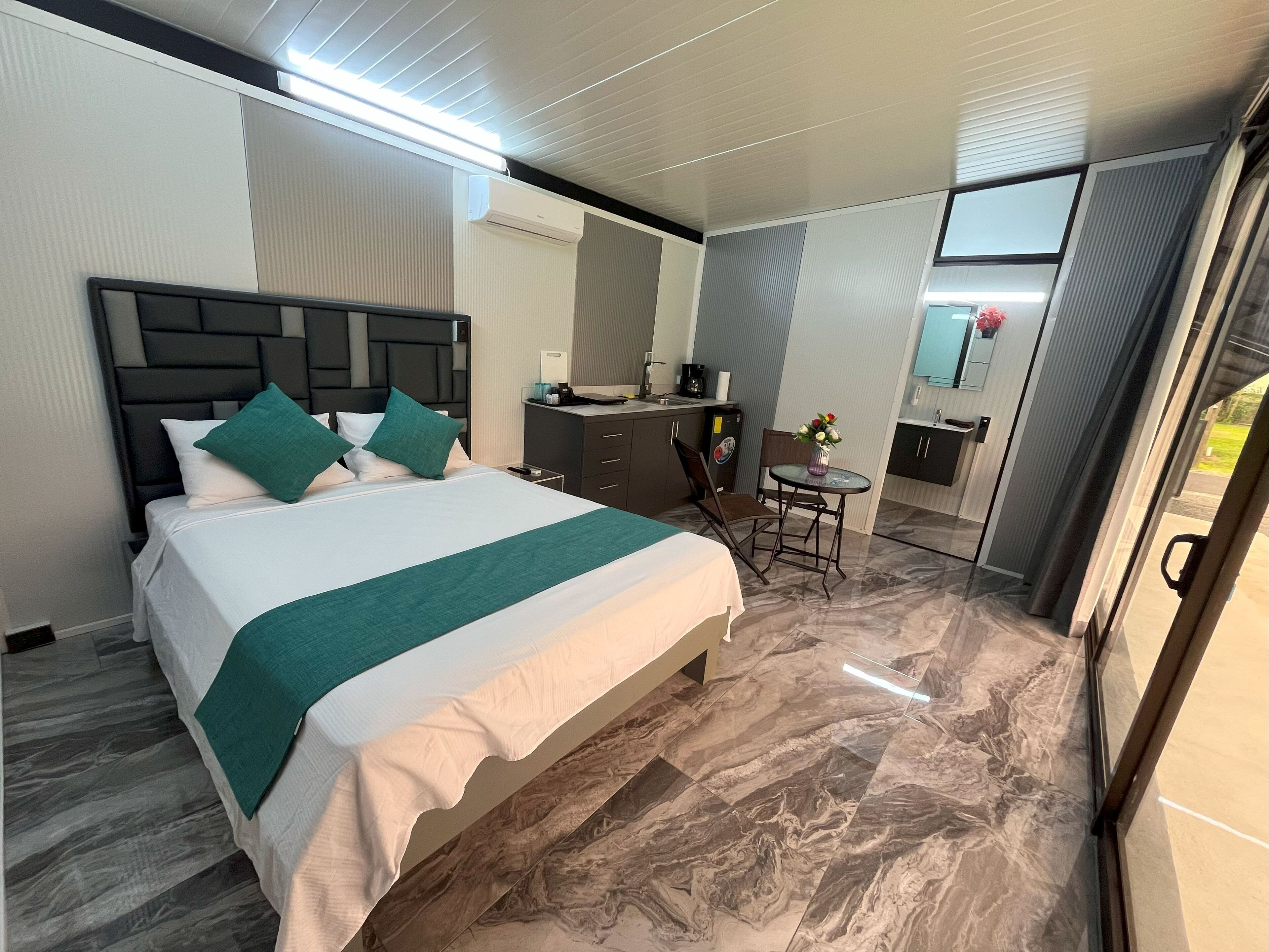 1 habitación, caja de seguridad en la habitación y escritorio 