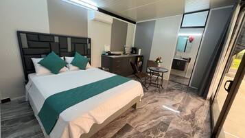 1 bedroom, in-room safe, desk, iron/ironing board