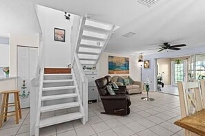 Living area - Cozy Beach House with Ocean Views, Pools, Ideal for Vacations or Corporate Stays (Cape Canaveral)