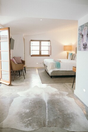 A bedroom with a large window, a bed, a chair, and a rug. - Elevem Boliqueime (Loulé)