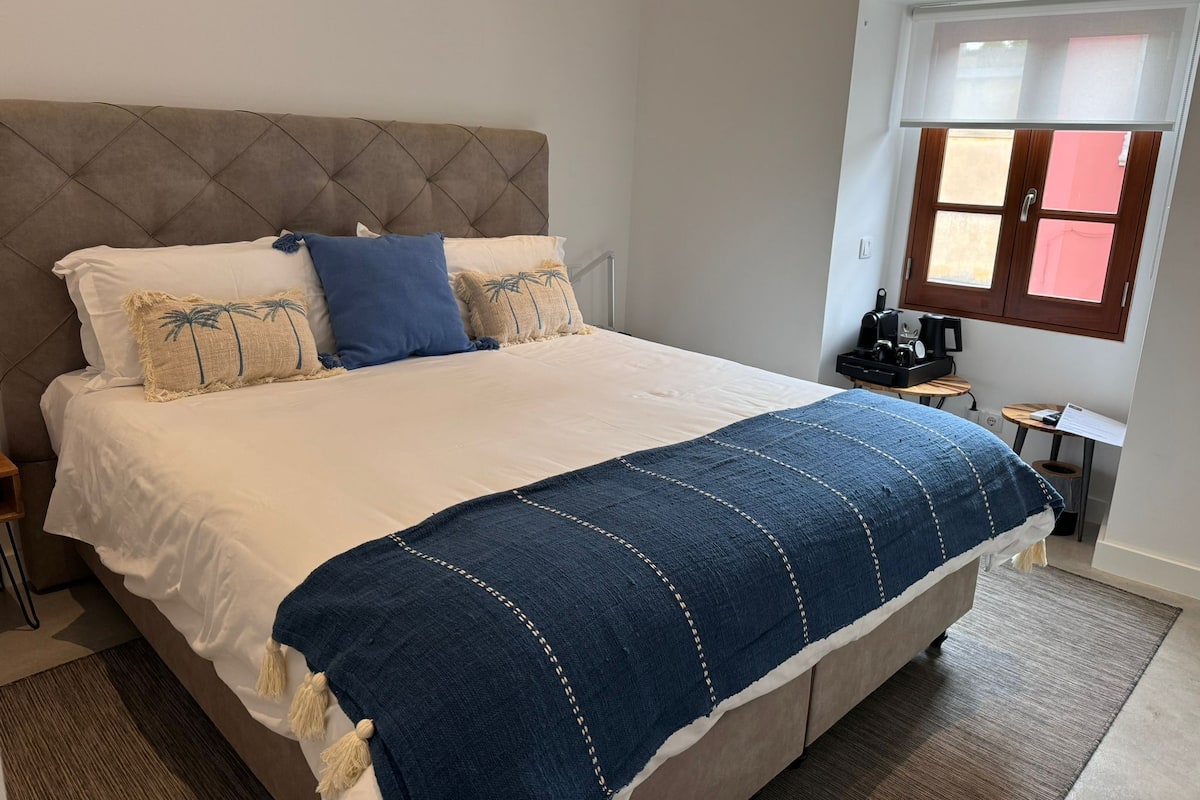 Comfort tweepersoonskamer | Een kluis op de kamer, geluiddichte muren, een strijkplank/strijkijzer