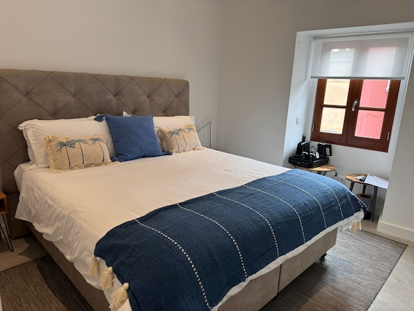 Habitación doble Confort | Caja de seguridad en la habitación, muebles diferentes y escritorio 