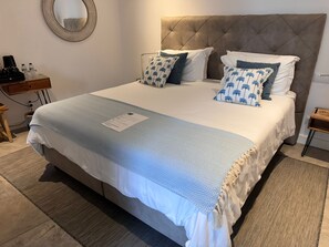 Habitación Deluxe | Caja de seguridad en la habitación, muebles diferentes y escritorio 