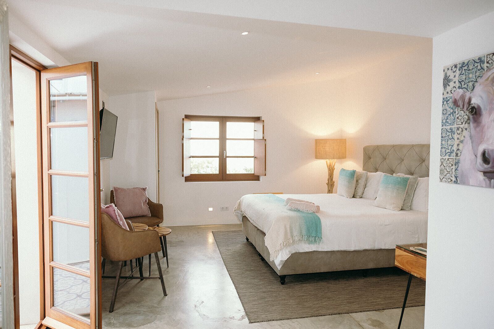 Deluxe Tek Büyük Yataklı Oda | Odada kasa, ayrı ayrı döşenmiş, masa, ses yalıtımı 