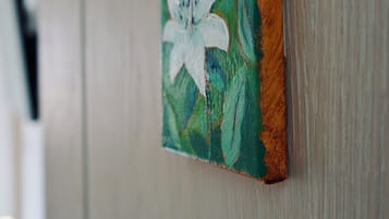 Deluxe dubbelrum | Värdeförvaringsskåp på rummet, unika möbler, skrivbord och ljudisolering