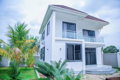 Charming 3-bedroom building with WiFi, AC in marvelous Dar es Salaam