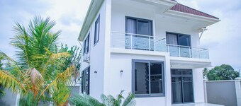 Charming 3-bedroom building with WiFi, AC in marvelous Dar es Salaam
