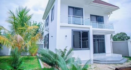 Charming 3-bedroom building with WiFi, AC in marvelous Dar es Salaam