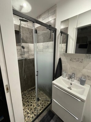 Dusche, Haartrockner, Handtücher, Seife