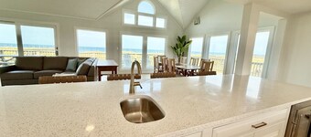 🏖️Oceanfront Sanderling! Hot tub on top deck! Game Room! Pets! Community Pool!