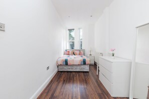 2 habitaciones, tabla de planchar con plancha, wifi y ropa de cama