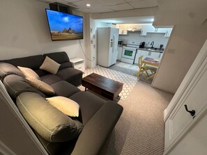 TV - The Staycation Spot of 6ix

Come stay in Modernised Home with all amenities  (Mississauga)