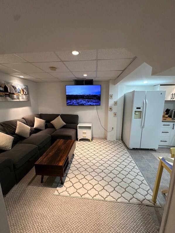 TV - The Staycation Spot of 6ix

Come stay in Modernised Home with all amenities  (Mississauga)