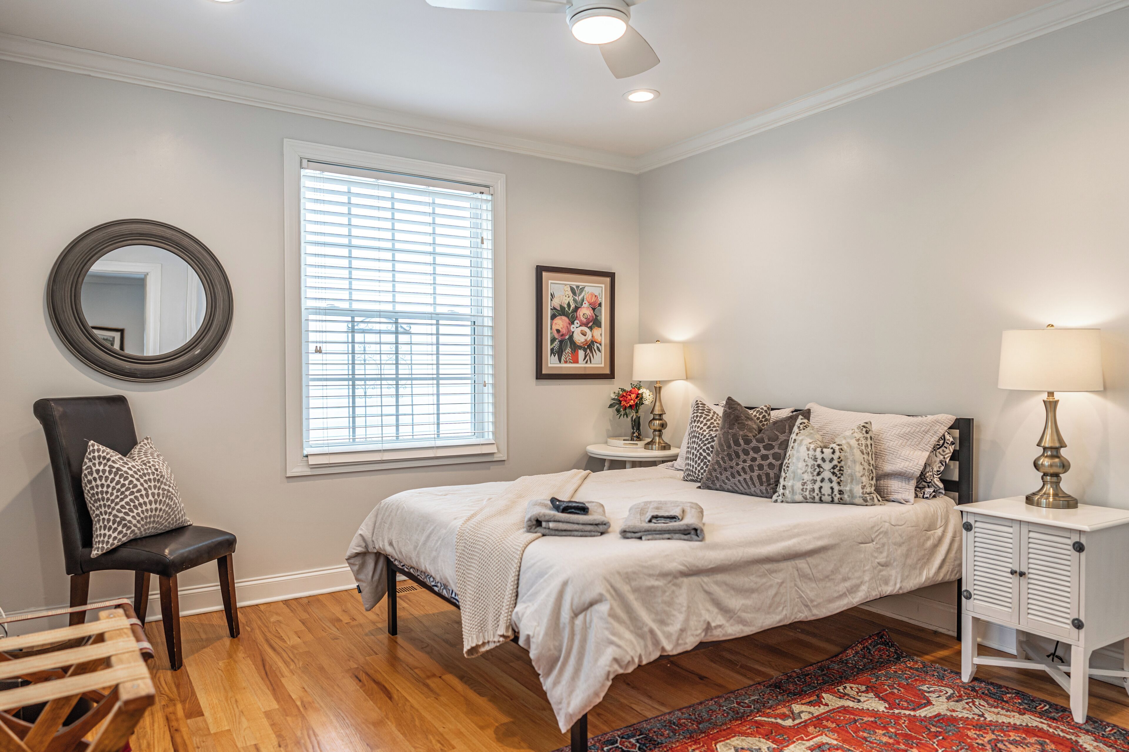 2 habitaciones, tabla de planchar con plancha, wifi y ropa de cama 