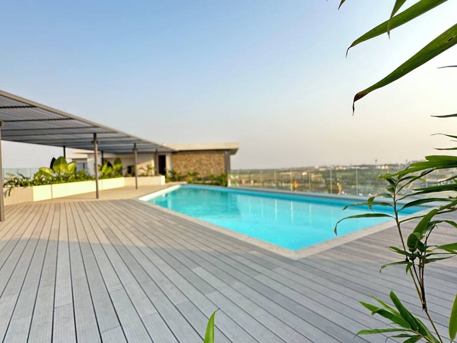 Una piscina al aire libre