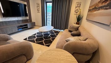ラグジュアリー アパートメント シティビュー | リビング エリア | 55 インチのスマートテレビ (デジタル放送視聴可)