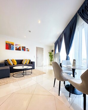 Căn hộ Cao cấp, quang cảnh thành phố | Khu phòng khách | Smart TV 55-inch có truyền hình kỹ thuật số 