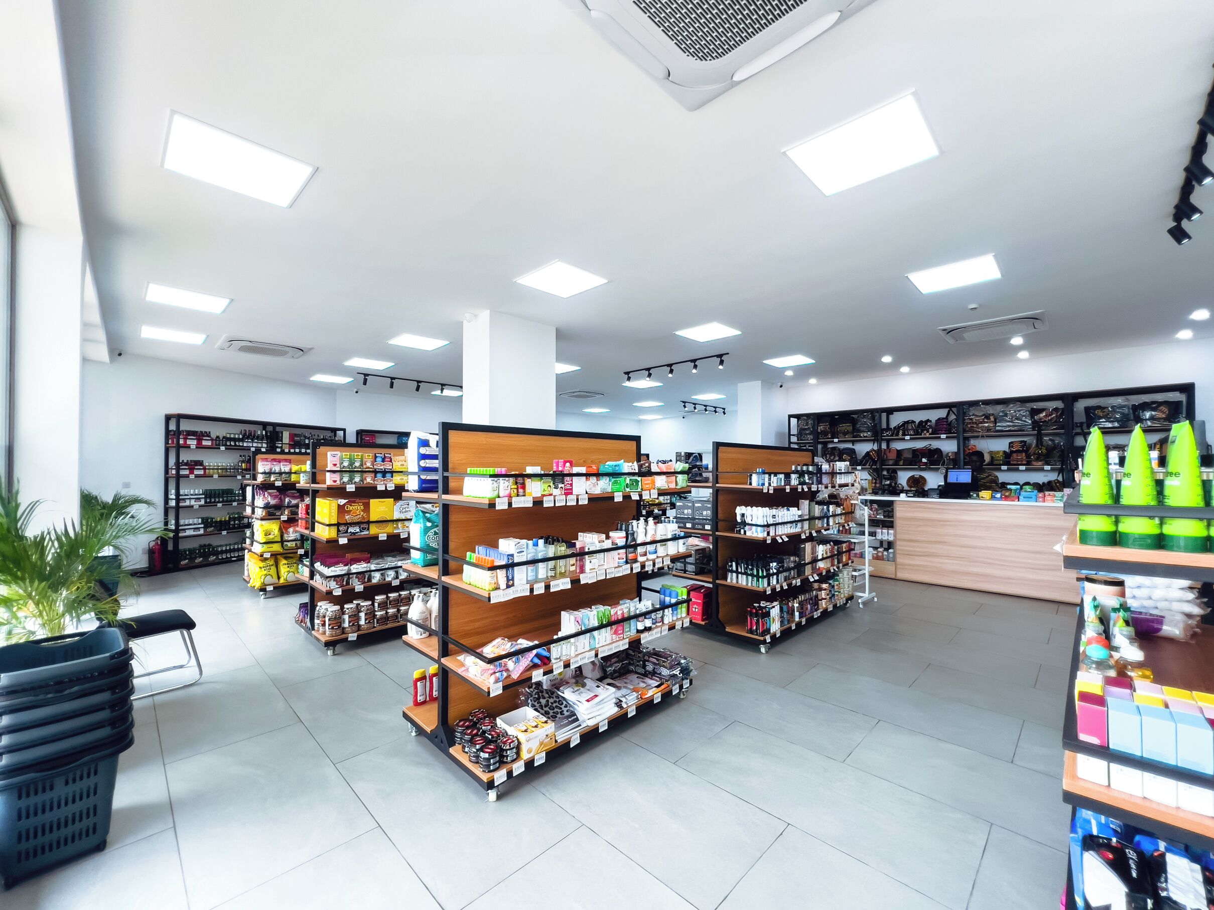 Una amplia tienda con pasillos espaciosos y estantes bien organizados, repletos de diversos productos.