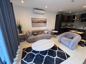 Căn hộ Cao cấp, quang cảnh thành phố | Khu phòng khách | Smart TV 55-inch có truyền hình kỹ thuật số 