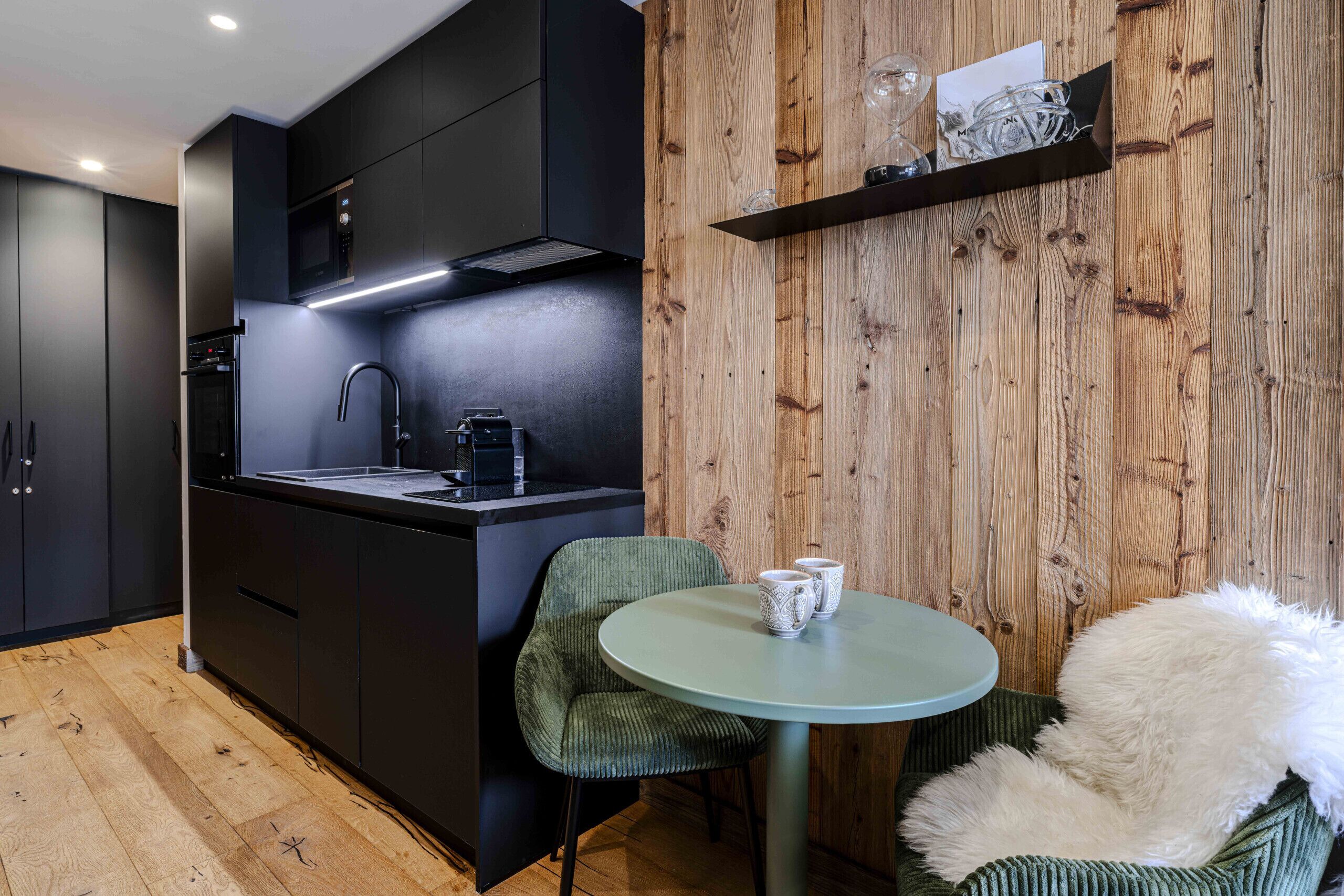 Kjøleskap, mikrobølgeovn, ovn og oppvaskmaskin