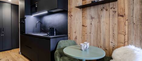 Een koelkast, een microgolfoven, een oven, een vaatwasser